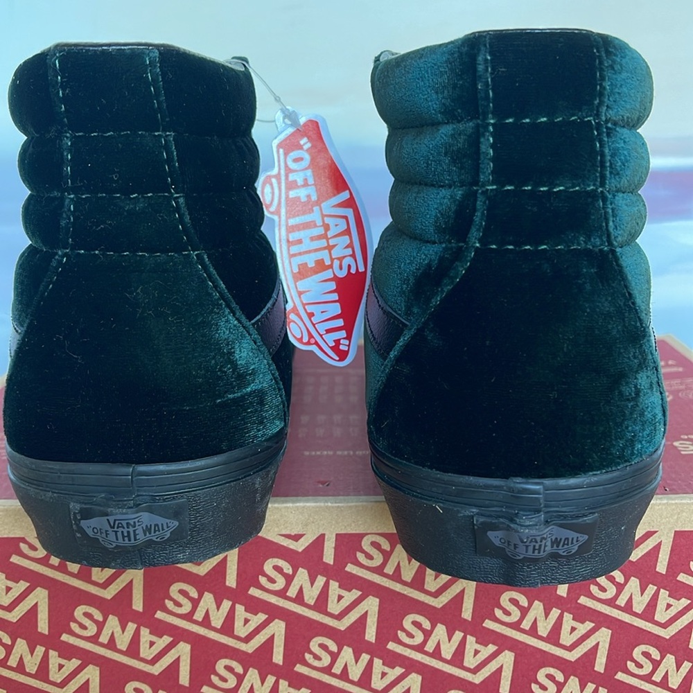 Vans WMNS Sk8-Hi Velvet Green/Black
VN0A4BVT203
Sneakers - Picture 14 of 16